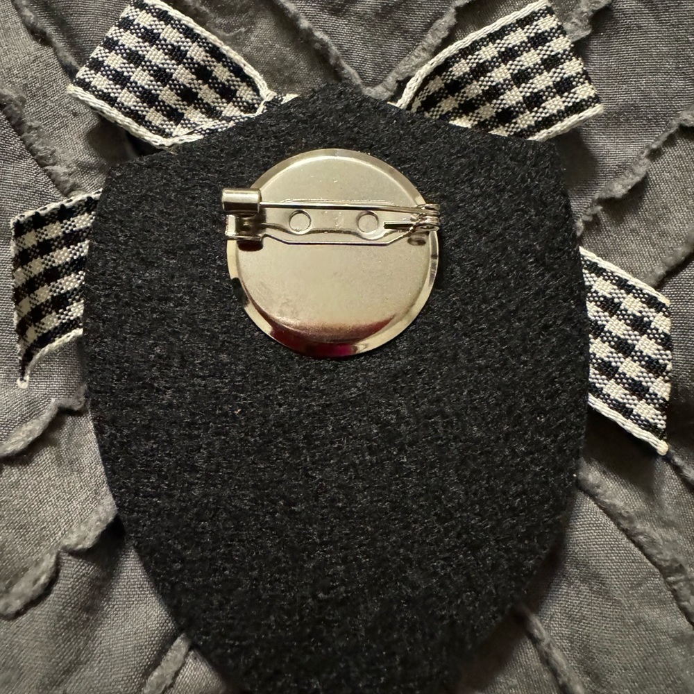 brooch pin to decorate any outfit,stylish and new - Picture 2 of 2